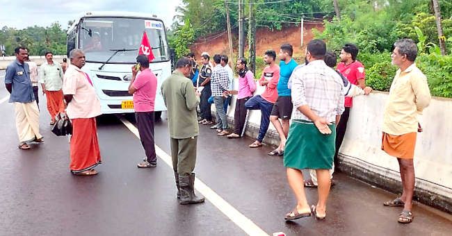 പുല്ലൂർ പൊള്ളക്കടയിൽ സിപിഐ എം നേതൃത്വത്തിൽ ദേശീയപാതയിൽ പ്രതിഷേധിച്ചപ്പോൾ
