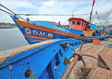 നല്ലതിനാണ് നങ്കൂരം മൺസൂൺ കാലത്തെ ട്രോളിങ് നിരോധനത്തിന് ഒരുങ്ങുകയാണ് തീരദേശം. ചൊവ്വ അർധരാത്രി മുതൽ ജൂലൈ 19വരെയാണ്
ആഴക്കടൽ മത്സ്യബന്ധനത്തിന് വിലക്ക്. മത്സ്യങ്ങളുടെ പ്രജനന കാലമായതിനാൽ മത്സ്യസമ്പത്തിനെ കാത്തുവയ്ക്കുന്നതിനാണ്
ട്രോളിങ് നിരോധനം.കണ്ണൂർ ആയിക്കരയിൽ ട്രോളിങ് നിരോധനത്തിന് മുന്നോടിയായി അടുപ്പിച്ച ബോട്ടുകൾ. ഫോട്ടോ: ജഗത് ലാൽ