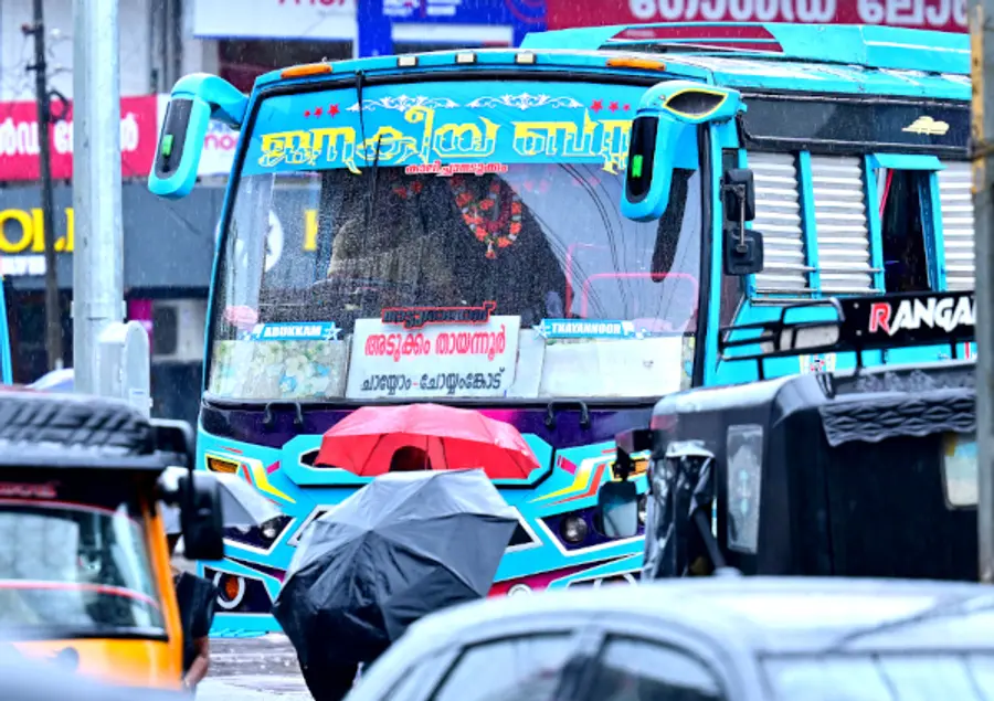 കാലിച്ചാനടുക്കം ജനകീയ ബസ് അവസാന സർവീസും പൂർത്തിയാക്കി നീലേശ്വരം ബസ് സ്റ്റാൻഡിൽനിന്ന് പുറത്തിറങ്ങുന്നു