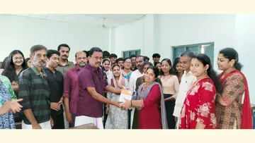 വിതുര ഗവ. വിഎച്ച്എസ്എസിലെ എൻഎസ്എസ് വളന്റിയർമാരെ പിടിഎ പ്രസിഡന്റ് അശോകൻ അനുമോദിക്കുന്നു