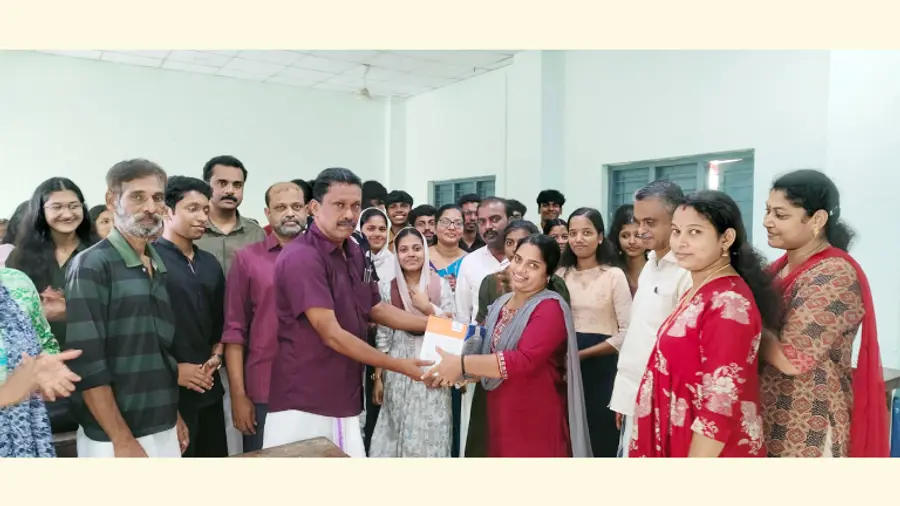വിതുര ഗവ. വിഎച്ച്എസ്എസിലെ എൻഎസ്എസ് വളന്റിയർമാരെ പിടിഎ പ്രസിഡന്റ് അശോകൻ അനുമോദിക്കുന്നു