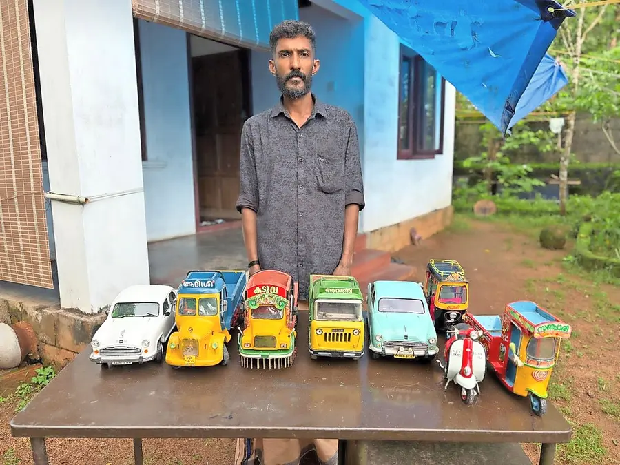പി എൻ രാജീവ് നിർമിച്ച മിനിയേച്ചറിനൊപ്പം