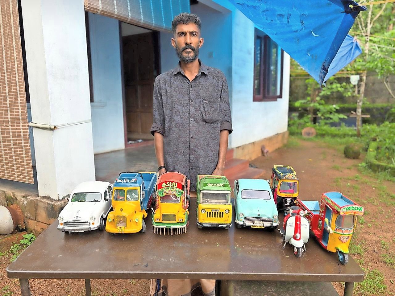 പി എൻ രാജീവ് നിർമിച്ച മിനിയേച്ചറിനൊപ്പം