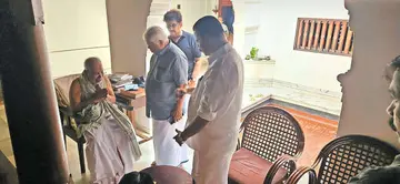 അന്തരിച്ച പയ്യന്നൂർ കോളേജ് റിട്ട. പ്രൊഫസറും കവിയുമായ
എ സി ശ്രീഹരിയുടെ ആലപ്പടമ്പിലെ വീട് സിപിഐ എം സംസ്ഥാന സെക്രട്ടറി എം വി ഗോവിന്ദൻ സന്ദർശിച്ചപ്പോൾ