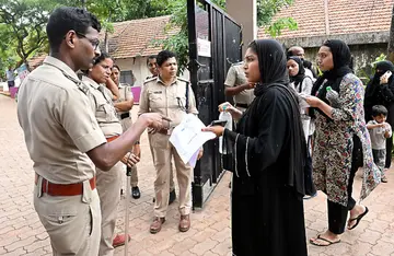  കാസർകോട് ഗവ. എച്ച്എസ്എസിൽ നീറ്റ് പുഃനപരീക്ഷ എഴുതാനെത്തിയ വിദ്യാർഥികളെ രേഖകൾ പരിശോധിച്ച് അകത്തേക്ക് പ്രവേശിപ്പിക്കുന്നു