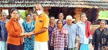 തൊഴിലുറപ്പ്‌ തൊഴിലിനിടെ ലഭിച്ച മോതിരം ഉടമസ്ഥൻ കെ വി ജതീന്ദ്രന്‌  തൊഴിലാളി രമ്യ രഘു കൈമാറുന്നു 