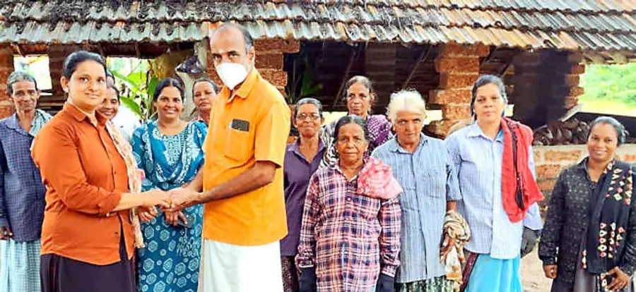 തൊഴിലുറപ്പ്‌ തൊഴിലിനിടെ ലഭിച്ച മോതിരം ഉടമസ്ഥൻ കെ വി ജതീന്ദ്രന്‌  തൊഴിലാളി രമ്യ രഘു കൈമാറുന്നു 