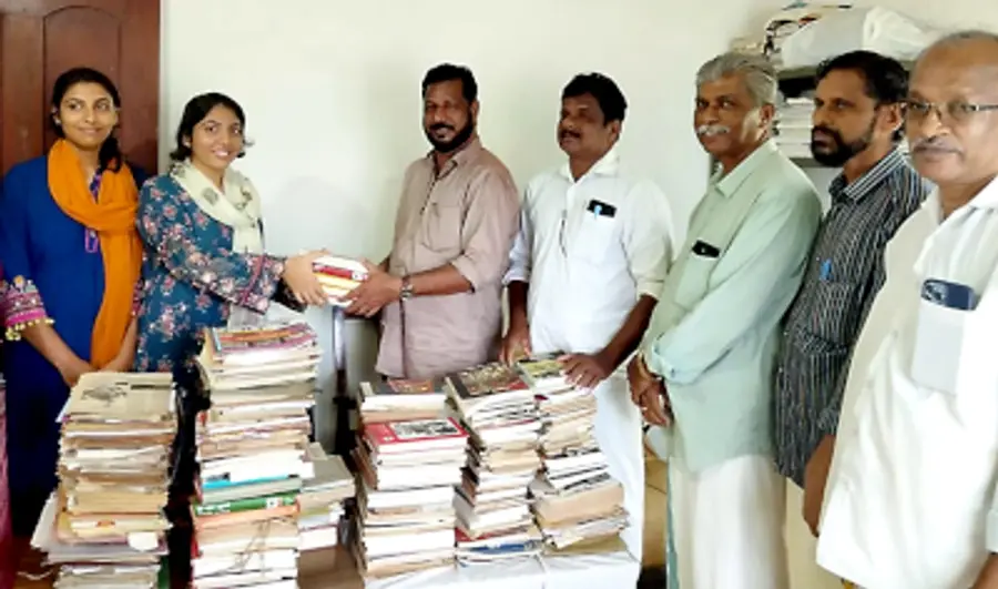 പി ഇസ്മയിലിന്റെ വീട്ടു ലൈബ്രറിയിലെ  പസ്തകശേഖരം പേരമക്കളിൽനിന്ന് പള്ളം തെക്കേക്കരയിൽ  ആരംഭിക്കുന്ന  ഇ എം എസ് ലൈബ്രറിയിലേക്കായി സിപിഐ എം ഉദുമ ഏരിയാ സെക്രട്ടറി മധു മുതിയക്കാൽ  ഏറ്റുവാങ്ങുന്നു