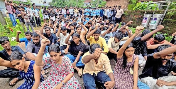 വിവിധ ആവശ്യങ്ങൾ ഉന്നയിച്ച് എസ്എഫ്ഐ നേതൃത്വത്തിൽ കണ്ണൂർ സർവ്വകലാശാലയിലേക്ക് നടത്തിയ മാർച്ച്