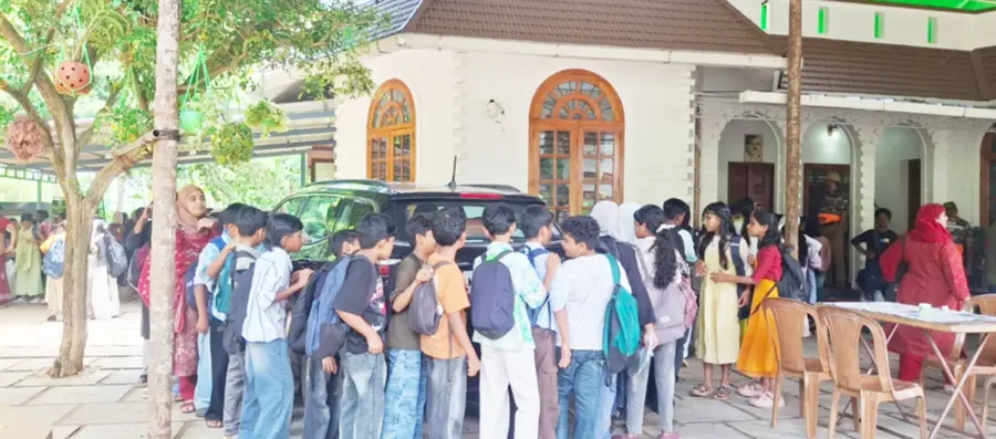 ബഷീർ ഓർമദിനത്തിൽ ബേപ്പൂർ വൈലാലിലെ വീട്ടിലെത്തിയവർ