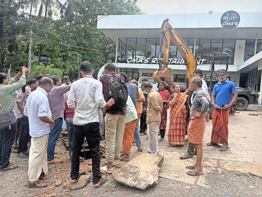 ഒമാസ് റെസ്റ്റോറന്റിൽനിന്ന് ഡ്രെയ്നേജിലേക്ക് അനധികൃതമായി മലിനജലം
ഒഴുക്കിയതായി കണ്ടെത്തിയതിനെ തുടർന്ന് കോൺക്രീറ്റ് സ്ലാബ് നീക്കം ചെയ്ത്
പരിശോധന നടത്തുന്നു