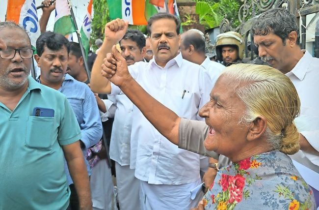 കേരള പ്രദേശ്‌ വഴിയോര വ്യാപാര കോൺഗ്രസ്‌ (ഐഎൻടിയുസി)  കോർപറേഷൻ ഓഫീസിലേക്ക്‌ നടത്തിയ പ്രതിഷേധ മാർച്ചിൽ പങ്കെടുത്തവർ