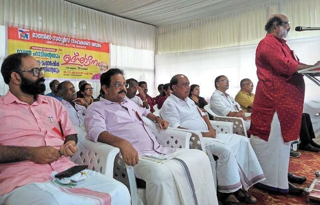 മാത്തിൽ സർവീസ് സഹകരണ ബാങ്ക്  75-ാം വാർഷികാഘോഷവും ഗ്രാമീണ ആഴ്ചച്ചന്തയും  ഡോ. ടി എം തോമസ് ഐസക്  ഉദ്‌ഘാടനം ചെയ്യുന്നു