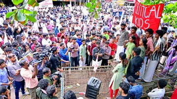 കേന്ദ്ര വിദ്യാഭ്യാസ മന്ത്രി ധർമേന്ദ്ര പ്രധാൻ രാജിവയ്ക്കണമെന്ന് ആവശ്യപ്പെട്ട് ഡൽഹിയിൽ നടക്കുന്ന സമരത്തിന് ഐക്യദാർഢ്യം പ്രഖ്യാപിച്ച് എസ്എഫ്ഐ നേതൃത്വത്തിൽ കാഞ്ഞങ്ങാട് ഹെഡ്പോസ്റ്റ് ഓഫീസിലേക്ക് നടത്തിയ മാർച്ച്
സംസ്ഥാന വൈസ് പ്രസിഡന്റ് ടി പി അഖില ഉദ്ഘാടനംചെയ്യുന്നു