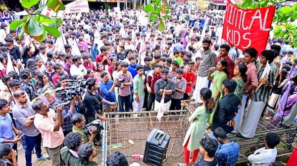 കേന്ദ്ര വിദ്യാഭ്യാസ മന്ത്രി ധർമേന്ദ്ര പ്രധാൻ രാജിവയ്‌ക്കണമെന്ന്‌ ആവശ്യപ്പെട്ട്‌ ഡൽഹിയിൽ നടക്കുന്ന സമരത്തിന്‌ ഐക്യദാർഢ്യം പ്രഖ്യാപിച്ച്‌  എസ്‌എഫ്‌ഐ നേതൃത്വത്തിൽ കാഞ്ഞങ്ങാട്‌ ഹെഡ്‌പോസ്‌റ്റ്‌ ഓഫീസിലേക്ക്‌  നടത്തിയ മാർച്ച്‌   സംസ്ഥാന വൈസ്‌ പ്രസിഡന്റ്‌ ടി പി അഖില ഉദ്‌ഘാടനംചെയ്യുന്നു
