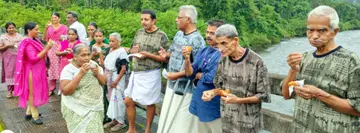 മങ്കയം ഗാന്ധിഭവനിലെ അന്തേവാസികൾ കൊല്ലാട പാലത്തിന്റെ മുകളിൽ സായാഹ്നം ആസ്വദിക്കുന്നു