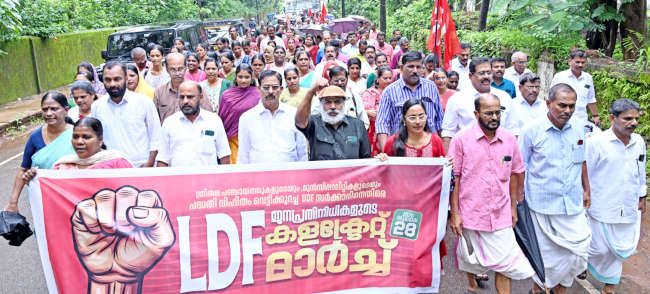 തദ്ദേശ സ്വയംഭരണ സ്ഥാപനങ്ങളുടെ പദ്ധതി വിഹിതം വെട്ടിക്കുറച്ച യുഡിഎഫ് സർക്കാർ നടപടിയിൽ പ്രതിഷേധിച്ച് കലക്ടറേറ്റിലേക്ക് നടത്തിയ എൽഡിഎഫ് ജനപ്രതിനിധികളുടെ മാർച്ച്