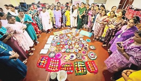 പാപ്പിനിശേരിയിലെ വനിതകൾ പാഴ് വസ്തുക്കളിൽനിന്ന് നിർമിച്ച അലങ്കാര വസ്തുക്കൾ