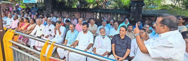 എൽഡിഎഫ് നേതൃത്വത്തിൽ കണ്ണൂർ കോർപറേഷനിലേക്ക്‌ നടന്ന മാർച്ചും ധർണയും സിപിഐ എം കേന്ദ്രകമ്മിറ്റിയംഗം ഇ പി ജയരാജൻ ഉദ്‌ഘാടനം ചെയ്യുന്നു
