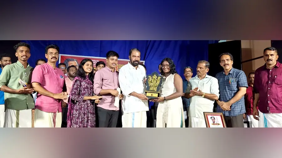 പി വി കെ കടമ്പേരി പുരസ്കാരം ചിത്രകാരി എസ് എൻ ദക്ഷിണയ്ക്ക് മുൻ മന്ത്രി വി ശിവൻകുട്ടി സമ്മാനിക്കുന്നു