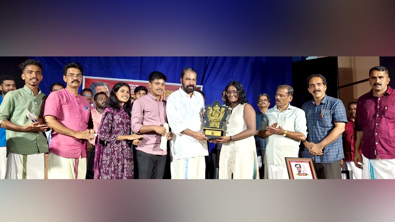 പി വി കെ കടമ്പേരി  പുരസ്കാരം  ചിത്രകാരി  എസ്‌ എൻ ദക്ഷിണയ്‌ക്ക്‌ മുൻ മന്ത്രി വി ശിവൻകുട്ടി സമ്മാനിക്കുന്നു 
