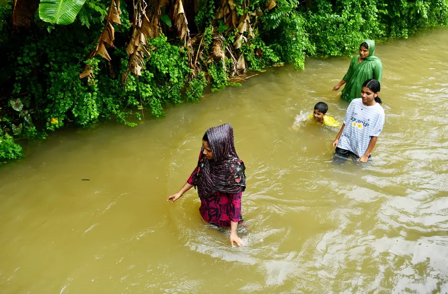 വീട്ടിലേക്കുള്ള വഴി .. കണ്ണാടിക്കല് ടൗണ് ഭാഗത്ത് വെള്ളംകയറിയ ഇടവഴിയിലൂടെ വീടുകളിലേക്ക് പോകുന്നവര്