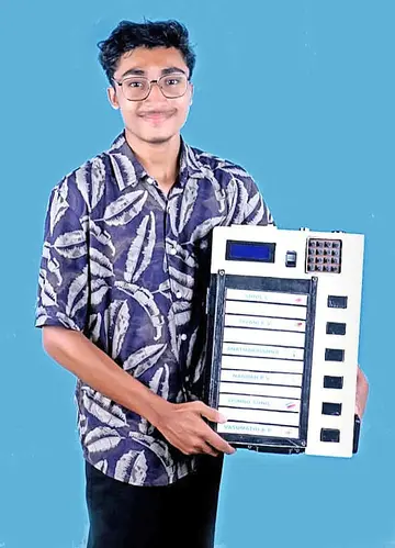 പി വി ശിവനന്ദ്‌  സ്മാർട്ട് ഇവിഎമ്മുമായി