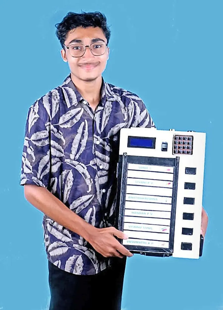 പി വി ശിവനന്ദ്‌  സ്മാർട്ട് ഇവിഎമ്മുമായി