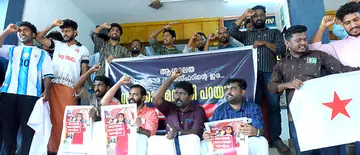 കലക്ടറേറ്റിലെ  സീനിയർ ക്ലർക്ക്‌ എ ആശാലത ജീവനൊടുക്കിയ സംഭവത്തിൽ കുറ്റക്കാർക്കെതിരെ കർശന നടപടിയെടുക്കണമെന്ന് ആവശ്യപ്പെട്ട് ഡിവൈഎഫ്ഐ നേതൃത്വത്തിൽ കലക്ടറേറ്റിനു മുന്നിൽ കുത്തിയിരുന്ന്‌  പ്രതിഷേധിക്കുന്നു