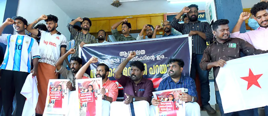 കലക്ടറേറ്റിലെ സീനിയർ ക്ലർക്ക് എ ആശാലത ജീവനൊടുക്കിയ സംഭവത്തിൽ കുറ്റക്കാർക്കെതിരെ കർശന നടപടിയെടുക്കണമെന്ന് ആവശ്യപ്പെട്ട് ഡിവൈഎഫ്ഐ നേതൃത്വത്തിൽ കലക്ടറേറ്റിനു മുന്നിൽ കുത്തിയിരുന്ന് പ്രതിഷേധിക്കുന്നു