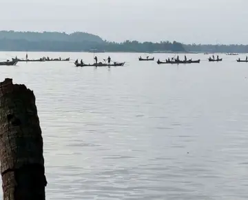 തൈക്കടപ്പുറം ഭാഗത്ത് തേജസ്വിനിപ്പുഴയിൽനിന്നും തോണികളിൽ മണലൂറ്റുന്ന ദൃശ്യം