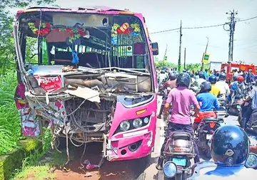 പെട്ടിപ്പാലത്തുണ്ടായ അപകടത്തിൽ തകർന്ന ബസുകളിലൊന്ന്