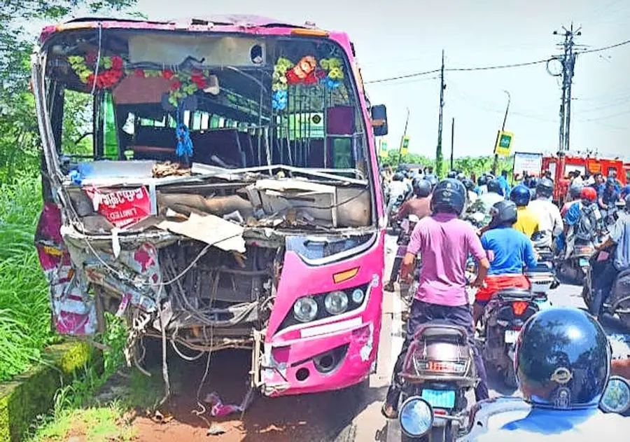 പെട്ടിപ്പാലത്തുണ്ടായ അപകടത്തിൽ തകർന്ന ബസുകളിലൊന്ന്