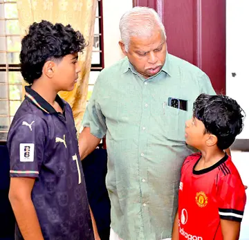 ആശാലതയുടെ അതൃകുഴിയിലെ വീട്ടിലെത്തി സിപിഐ എം സംസ്ഥാന  സെക്രട്ടറിയറ്റ് അംഗം എം വി ജയരാജൻ മക്കളായ യദുകൃഷ്ണൻ, ആഗ്നേയ്  എന്നിവരെ ആശ്വസിപ്പിക്കുന്നു
