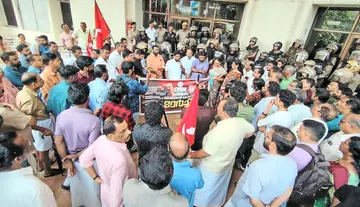 കണ്ണൂർ ഗവ. മെഡിക്കൽ കോളേജിലേക്ക്  സിപിഐ എം നടത്തിയ മാർച്ച് ജില്ലാ സെക്രട്ടറി കെ കെ രാഗേഷ്  ഉദ്ഘാടനം ചെയ്യുന്നു
