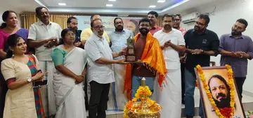 ഈ വര്‍ഷത്തെ ലോഹിതദാസ് പുരസ്‌കാരം തിരക്കഥാകൃത്ത് ബാഹുല്‍ രമേശിന് സംവിധായകന്‍ സിബി മലയില്‍ സമ്മാനിക്കുന്നു