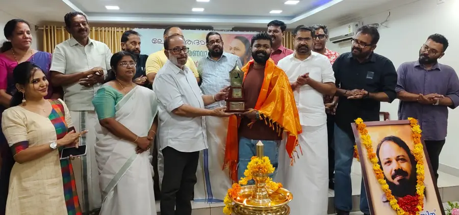 ഈ വര്ഷത്തെ ലോഹിതദാസ് പുരസ്കാരം തിരക്കഥാകൃത്ത് ബാഹുല് രമേശിന് സംവിധായകന് സിബി മലയില് സമ്മാനിക്കുന്നു