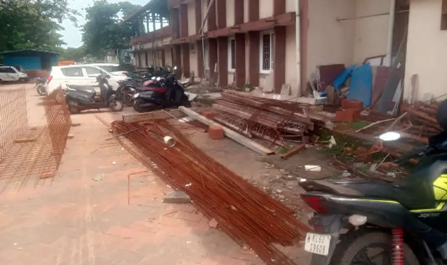 കാഞ്ഞങ്ങാട് റെയില്വെ സ്റ്റേഷന് വാഹനപാര്ക്കിങ് സ്ഥലത്ത് ഇരുന്പ് സാമഗ്രികള് കൂട്ടിയിട്ട നിലയില്