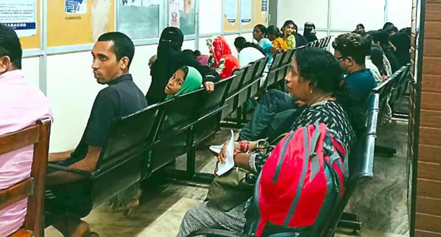 ജനറൽ ആശുപത്രിയിൽ ഞായർ വൈകീട്ട് കൗണ്ടർ 9ലെ രോഗികളുടെ തിരക്ക്