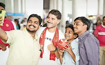 കണ്ണൂര്‍ വിമാനത്താവളത്തിലെത്തിയ അസിയര്‍ ഗോമസിനൊപ്പം സെല്‍ഫി എടുക്കുന്ന ആരാധകര്‍