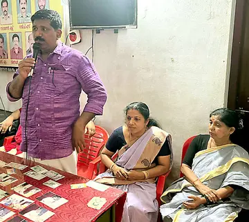 ഒറ്റമാവുങ്കാലിലെ സദന്റെ വീടുനിർമാണത്തിനായുള്ള ജനകീയ കൂട്ടായ്‌മ  ജില്ലാ പഞ്ചായത്ത് പ്രസിഡന്റ് സാബു അബ്രഹാം ഉദ്ഘാടനംചെയ്യുന്നു