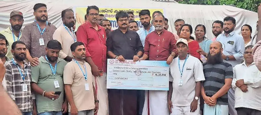പൂക്കച്ചവടത്തിലൂടെ സ്വരൂപിച്ച ചികിത്സാധനസഹായം കെ വി ബിജു കൈമാറുന്നു