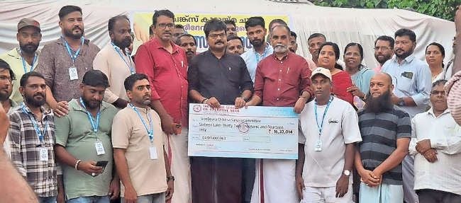 പൂക്കച്ചവടത്തിലൂടെ സ്വരൂപിച്ച ചികിത്സാധനസഹായം കെ വി ബിജു കൈമാറുന്നു