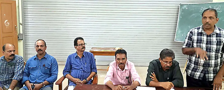 അക്ഷരമുറ്റം സ്കൂൾതല മത്സരം ജില്ലാ ഉദ്ഘാടനത്തിന്റെ സ്വാഗത സംഘം രൂപീകരണയോഗം ദേശാഭിമാനി കണ്ണൂർ യൂണിറ്റ് മാനേജർ സജീവ് കൃഷ്ണൻ ഉദ്ഘാടനം ചെയ്യുന്നു