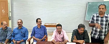 അക്ഷരമുറ്റം സ്കൂൾതല മത്സരം ജില്ലാ  ഉദ്ഘാടനത്തിന്റെ  സ്വാഗത സംഘം രൂപീകരണയോഗം ദേശാഭിമാനി കണ്ണൂർ  യൂണിറ്റ് മാനേജർ സജീവ് കൃഷ്ണൻ ഉദ്ഘാടനം ചെയ്യുന്നു