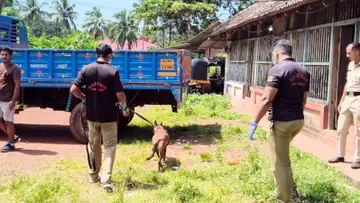 കൊലപാതകം നടന്ന ഹൊസങ്കടി അംഗഡിപ്പദവിലെ വീട്ടിൽ പൊലീസ് നായ പരിശോധന നടത്തുന്നു