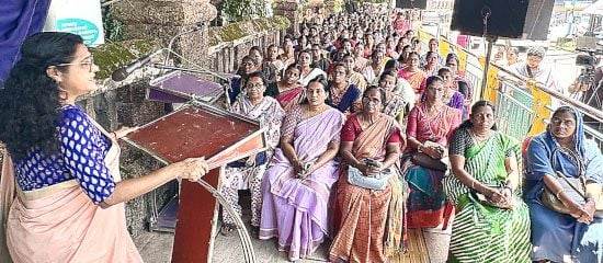 അഖിലേന്ത്യ ജനാധിപത്യ മഹിളാ അസോസിയേഷൻ സംഘടിപ്പിച്ച കലക്ടറേറ്റ്‌ മാർച്ച് സംസ്ഥാന സെക്രട്ടറി സി എസ്‌ സുജാത ഉദ്‌ഘാടനംചെയ്യുന്നു