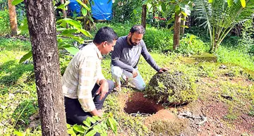 ഡോ. നന്ദകുമാർ കോറോത്തും സ്ഥലമുടമ സജിത്ത് കുമാറും ചെങ്കല്ലറ പരിശോധിക്കുന്നു
