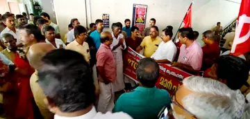 ഓട്ടോ – ടാക്സി – ടെമ്പോ ഡൈവേഴ്‌സ് യൂണിയൻ ആർടി ഓഫീസിലേക്ക് നടത്തിയ മാർച്ച് കെ ബാബു ഉദ്‌ഘാടനം ചെയ്യുന്നു