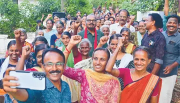 ജില്ലാ പഞ്ചായത്ത് പല്ലശന ഡിവിഷൻ എൽഡിഎഫ് സ്ഥാനാർഥി വി പൊന്നുക്കുട്ടൻ മുടപ്പല്ലൂർ കിഴക്കേപറയ്ക്കൽ  വോട്ട് അഭ്യർഥിക്കാൻ എത്തിയപ്പോൾ സെൽഫിയെടുക്കുന്നവർ                                                                                                                                                                                               ഫോട്ടോ:  സുമേഷ് കൊടിയത്ത് 